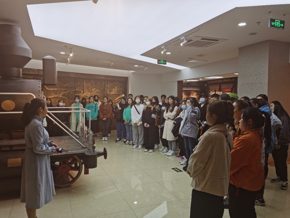 培育爱校情怀,组织新生参观铁路博物馆了解校史。