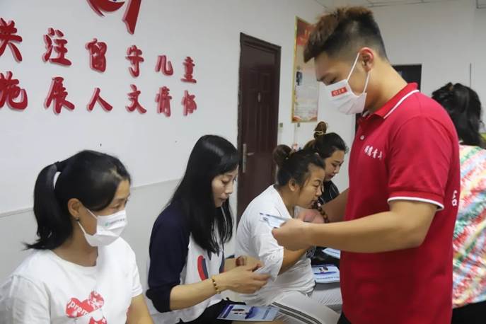 为村民讲解金融防诈骗相关知识,提升村民的自我保护意识和金融防诈骗意识