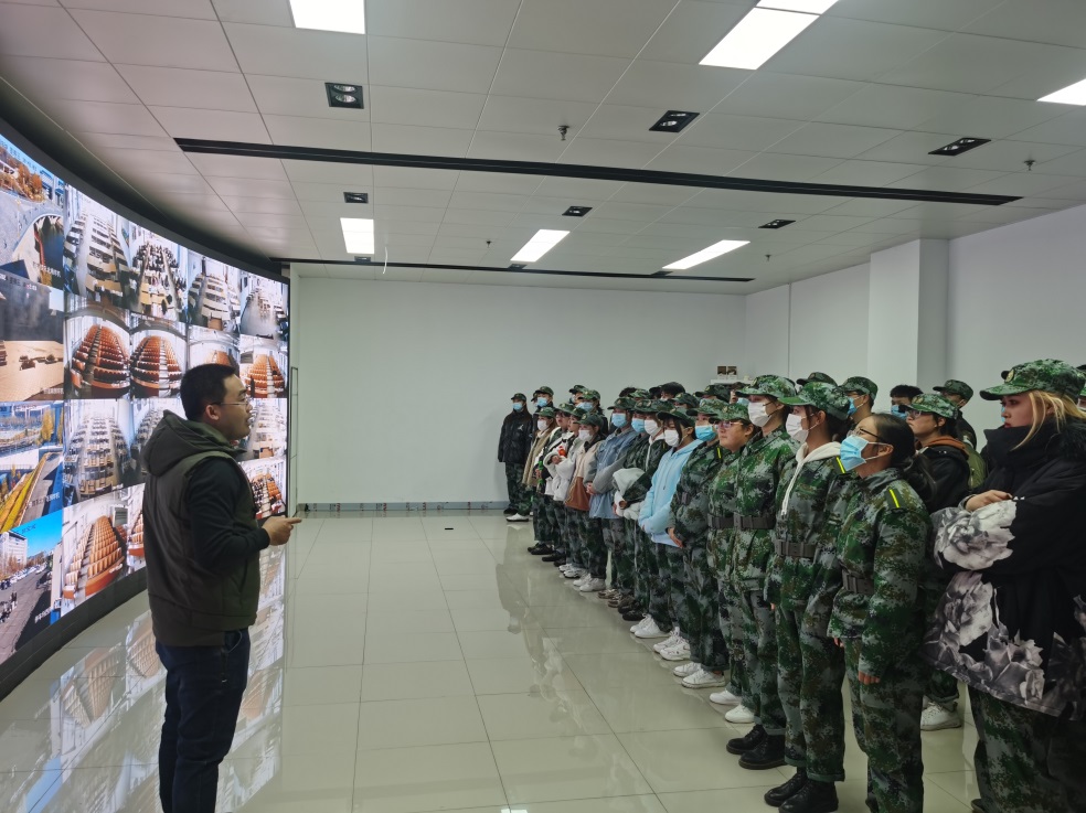 素质养成教育,约束行为规范,组织新生参观监控室